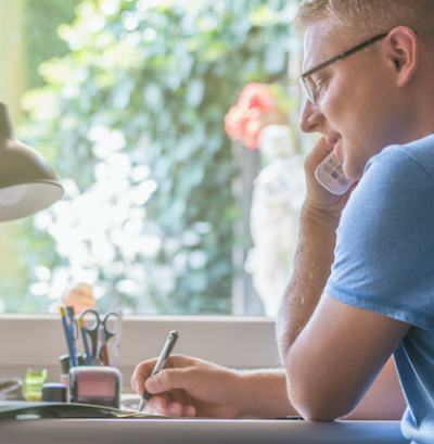 Un salarié pratiquant le télétravail à domicile