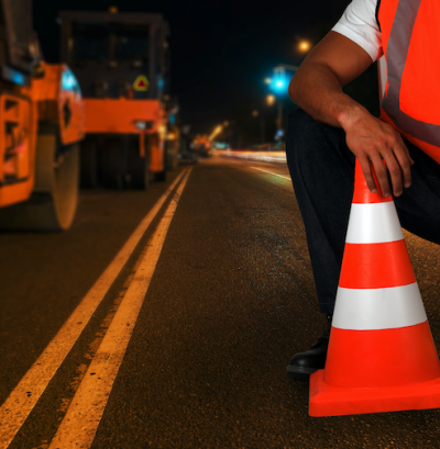 Travailleur de nuit affecté à l'entretien des routes