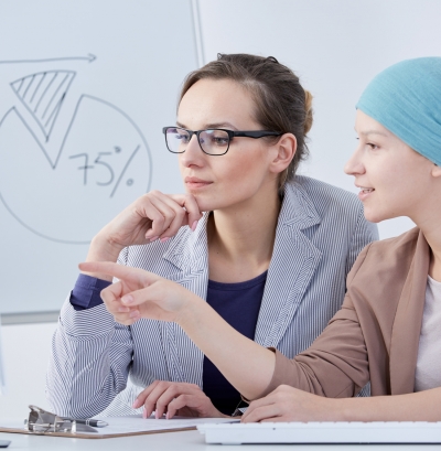Une salariée atteinte du cancer travaille avec une collègue