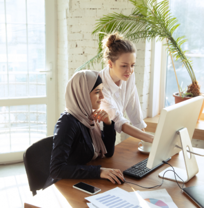 Salariée voilée en pleine conversation avec sa collègue de travail