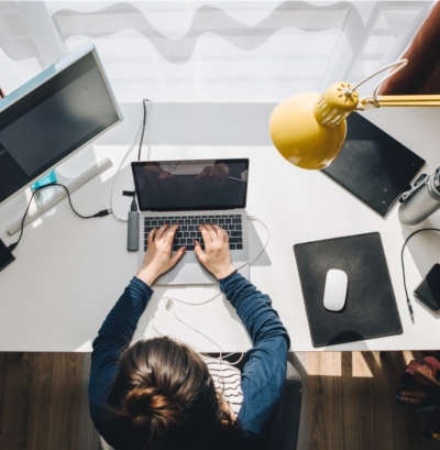 table de travail à domicile télétravail 
