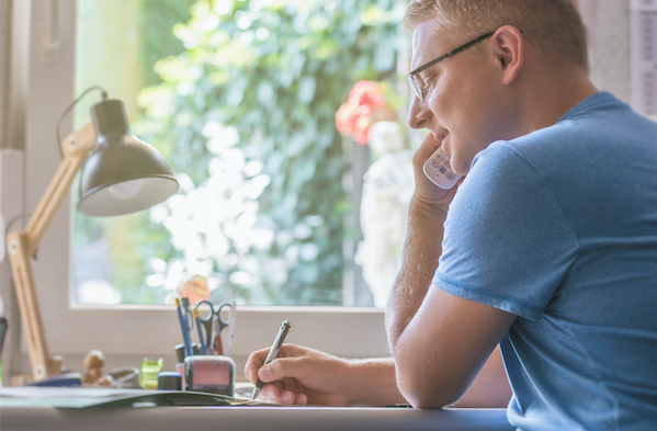 Un salarié pratiquant le télétravail à domicile