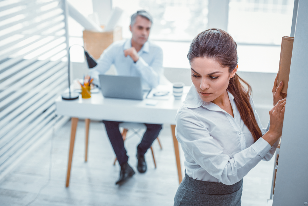 Agissement sexiste d'un homme envers une femme dans un contexte de travail