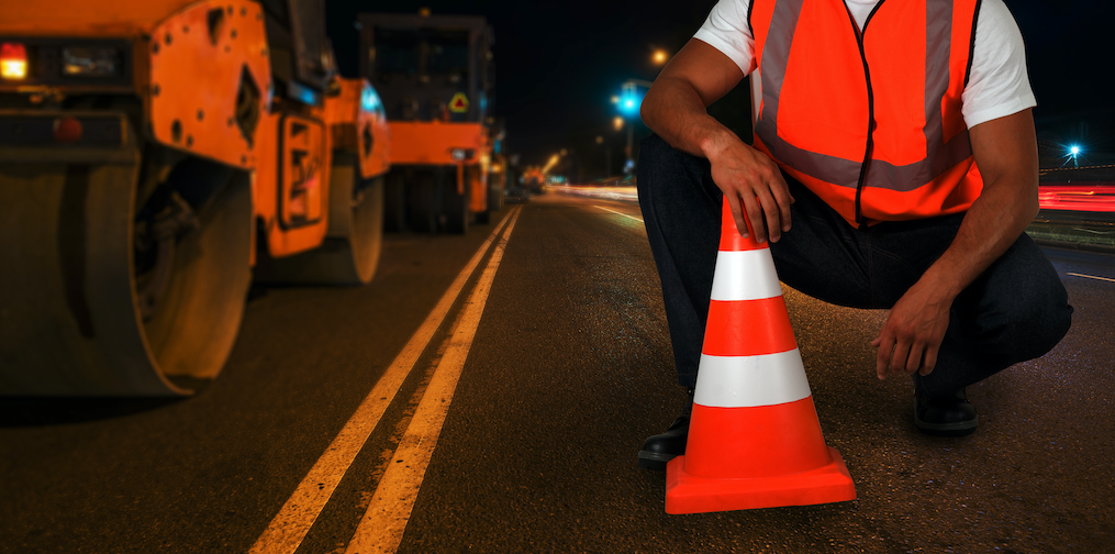 Travailleur de nuit affecté à l'entretien des routes