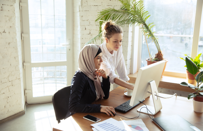 Salariée voilée en pleine conversation avec sa collègue de travail