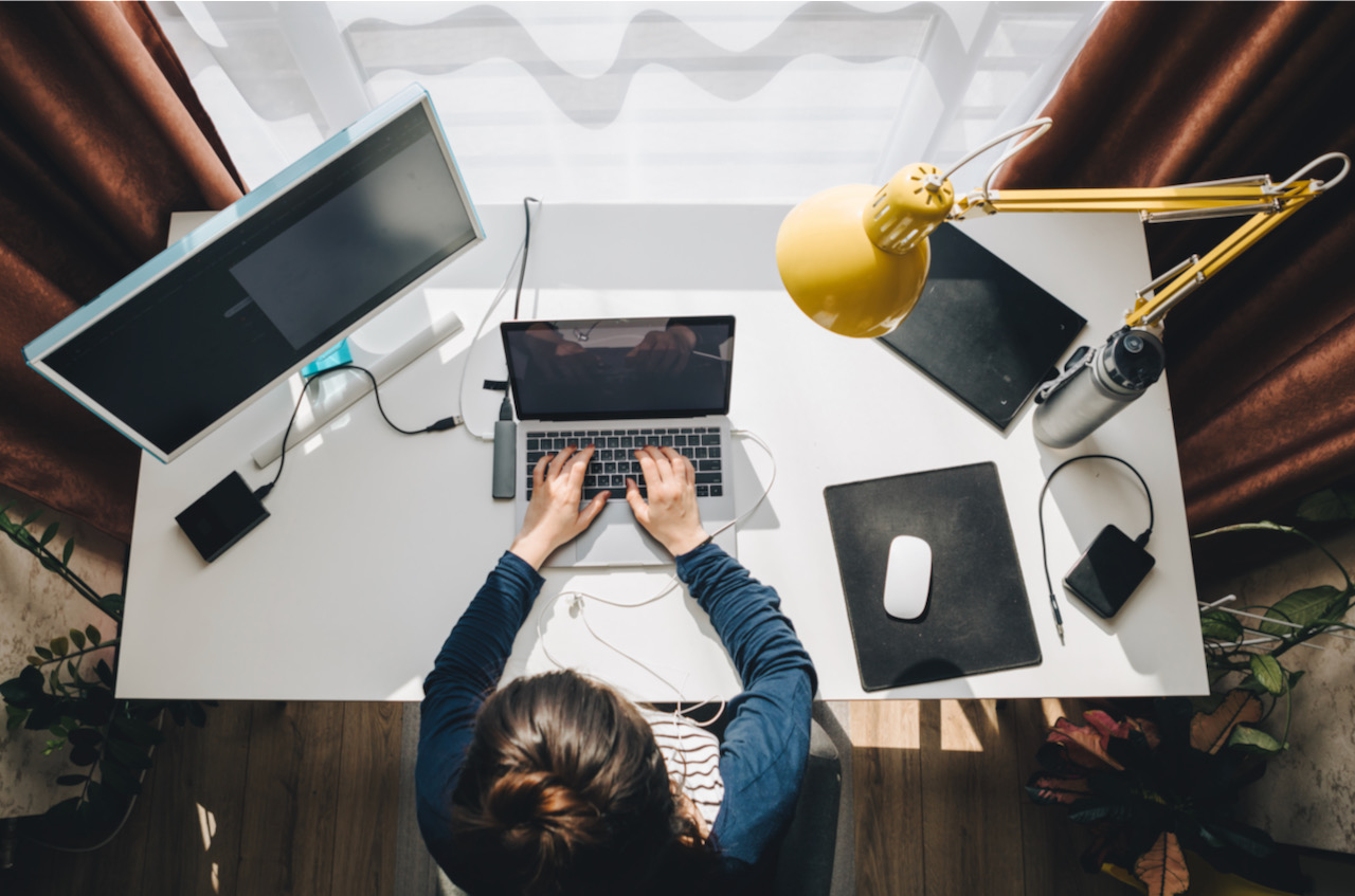 table de travail à domicile télétravail 